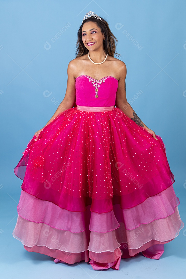 Linda mulher jovem sorridente usando vestido rosa fundo isolado