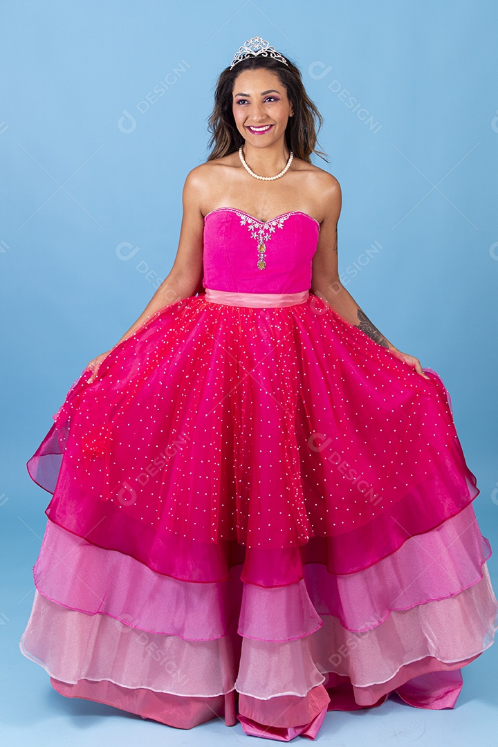 Linda mulher jovem sorridente usando vestido rosa fundo isolado