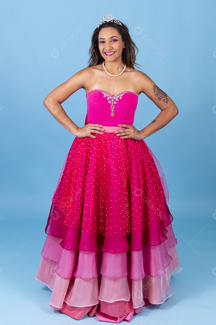 Linda mulher jovem sorridente usando vestido rosa fundo isolado