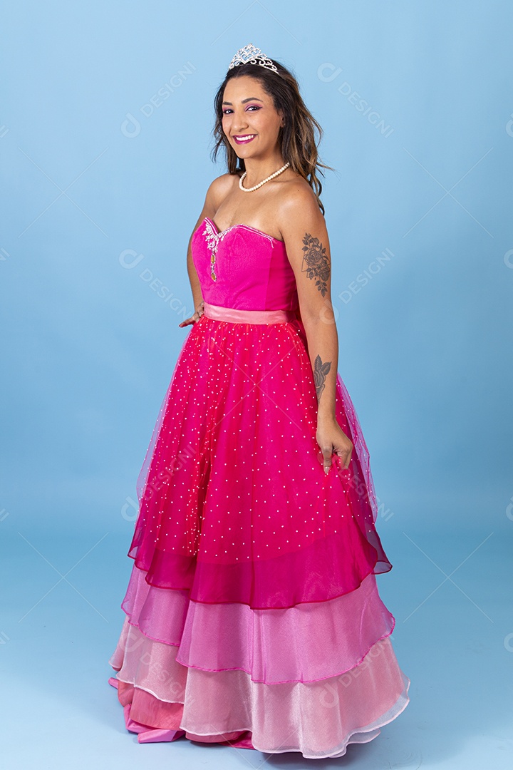 Linda mulher jovem sorridente usando vestido rosa fundo isolado