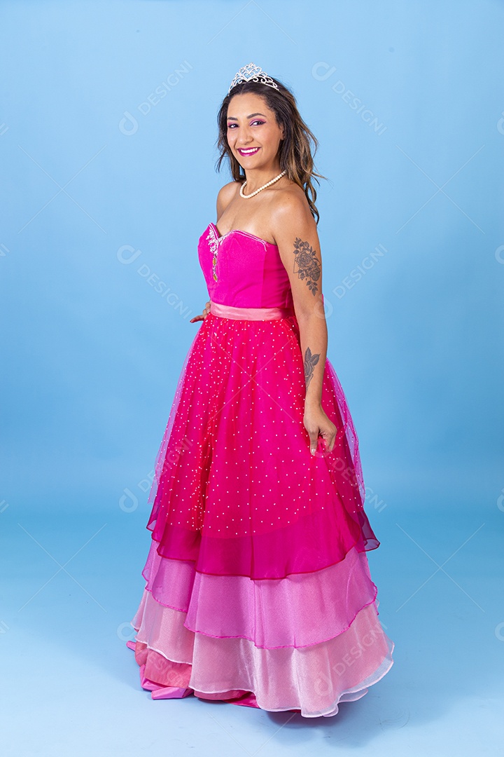 Linda mulher jovem sorridente usando vestido rosa fundo isolado