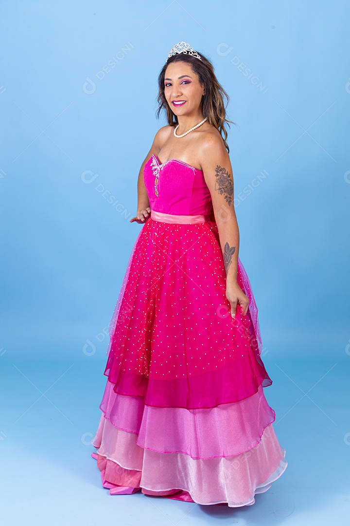 Linda mulher jovem sorridente usando vestido rosa fundo isolado