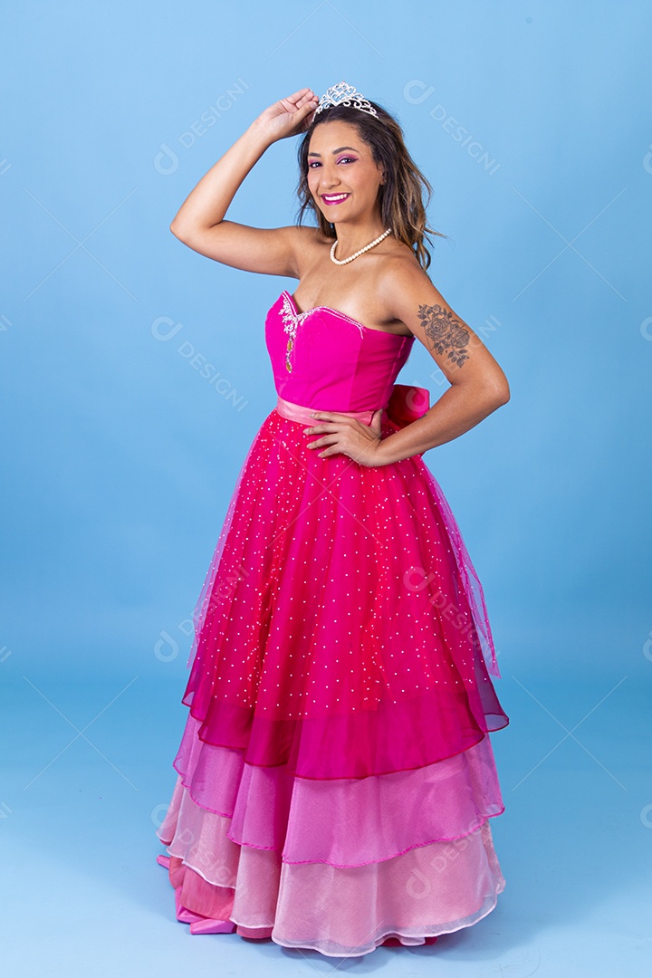 Linda mulher jovem sorridente usando vestido rosa fundo isolado