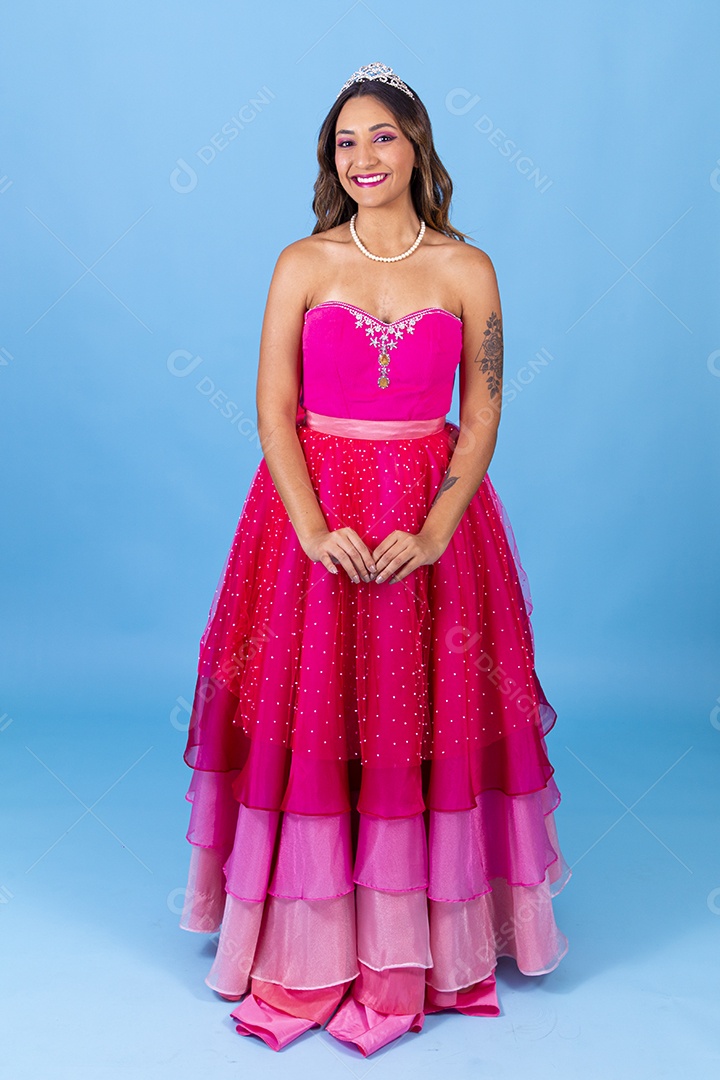 Linda mulher jovem sorridente usando vestido rosa fundo isolado