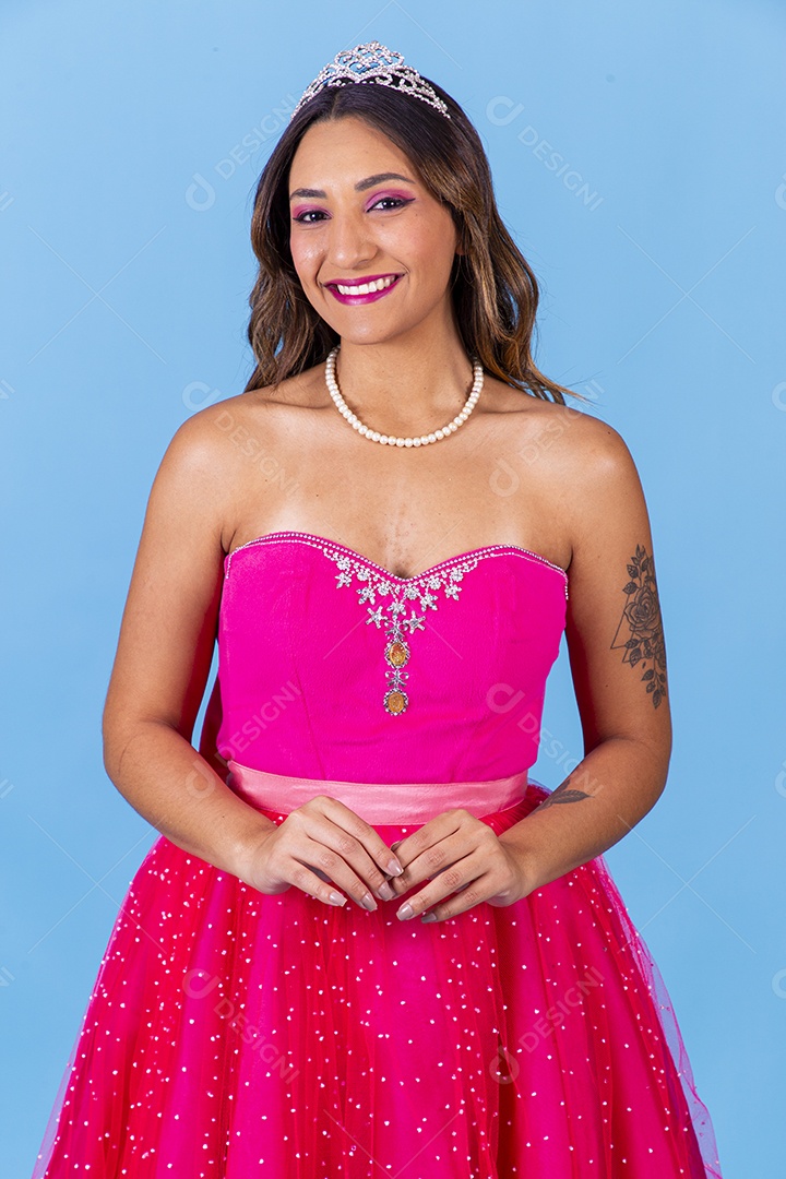 Linda mulher jovem sorridente usando vestido rosa fundo isolado
