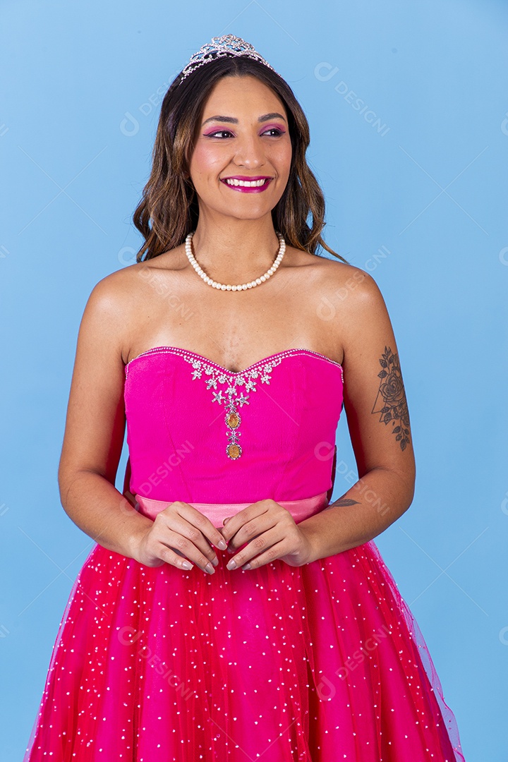 Linda mulher jovem sorridente usando vestido rosa fundo isolado