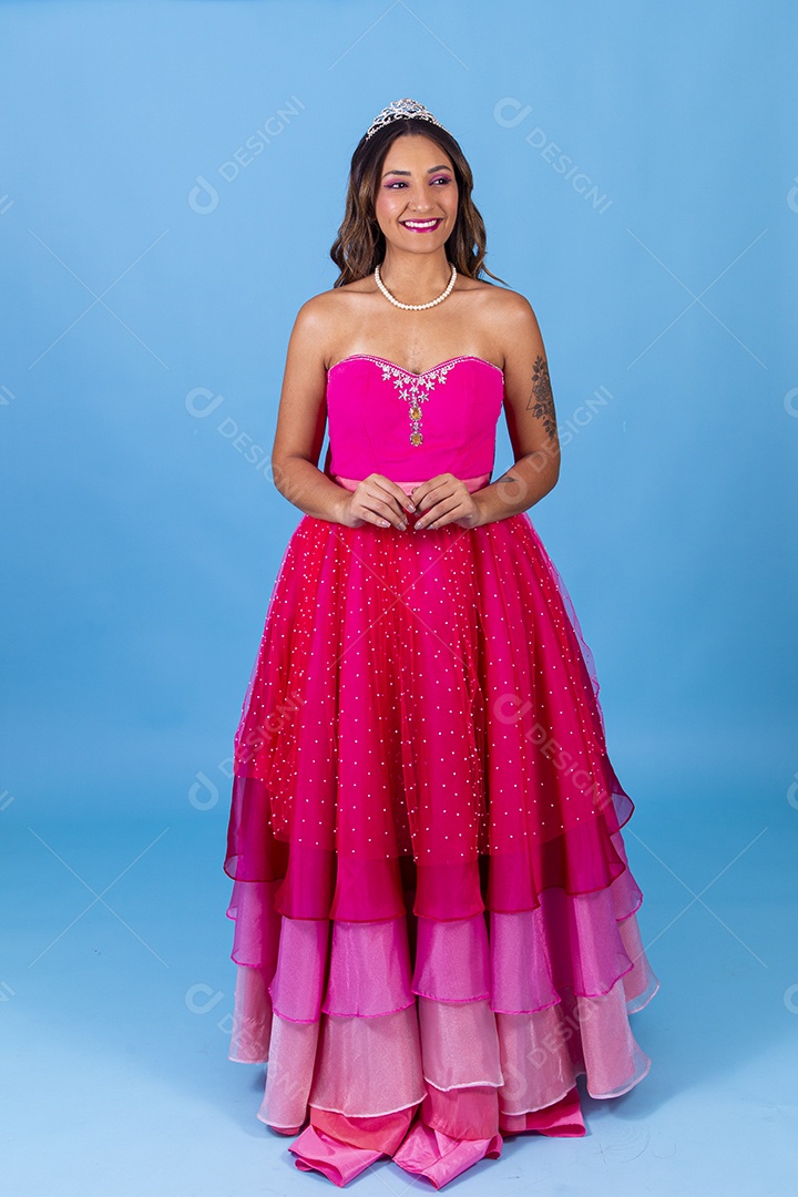 Linda mulher jovem sorridente usando vestido rosa fundo isolado