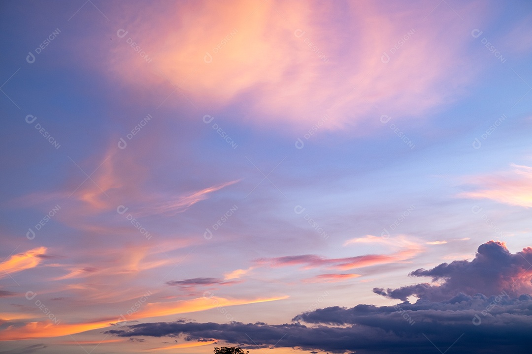 Lindas nuvens laranja gradientes e luz solar no céu azul perfeitas para o fundo