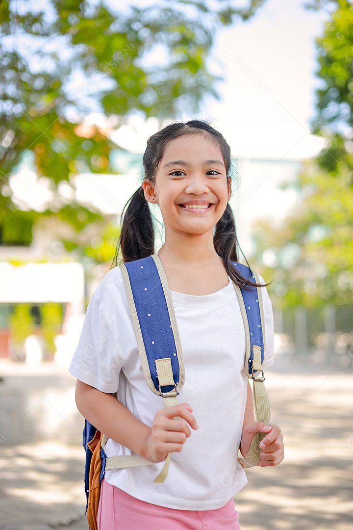 Criança menina asiática com uma mochila indo para a escola com diversão.