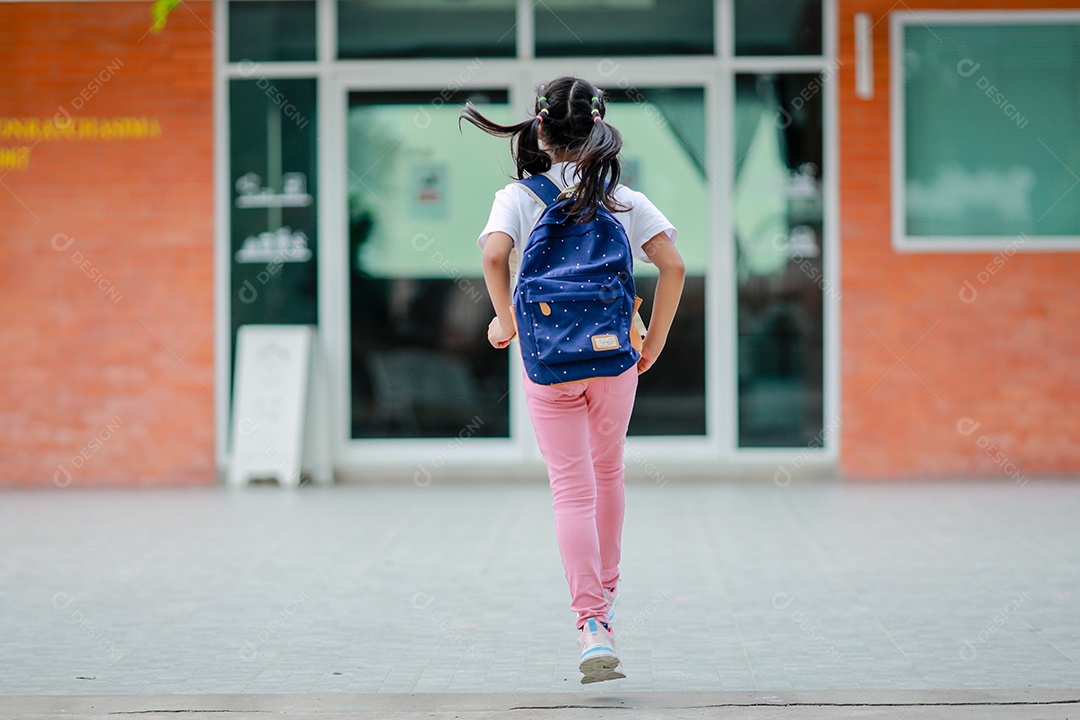 Criança menina asiática com uma mochila indo para a escola com diversão.