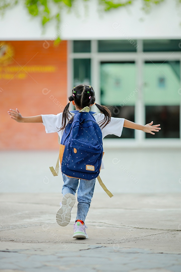 Criança menina asiática com uma mochila indo para a escola com diversão.