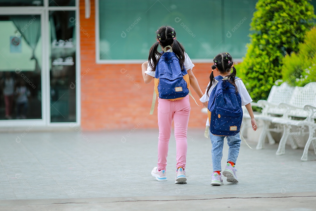 Criança menina asiática com uma mochila indo para a escola com diversão.