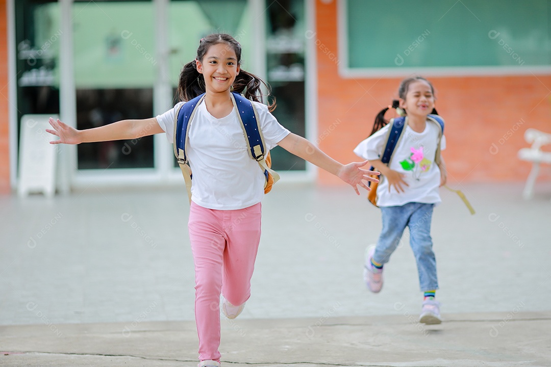 Criança menina asiática com uma mochila indo para a escola com diversão.