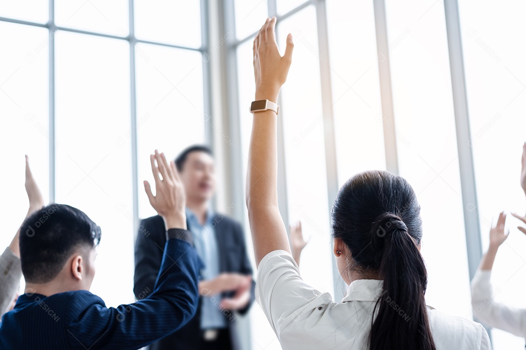 Pessoa de negócios levantando a mão durante o seminário.