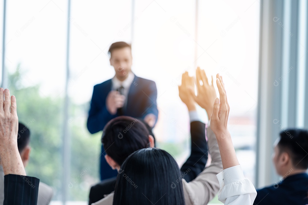 Pessoa de negócios levantando a mão durante o seminário.