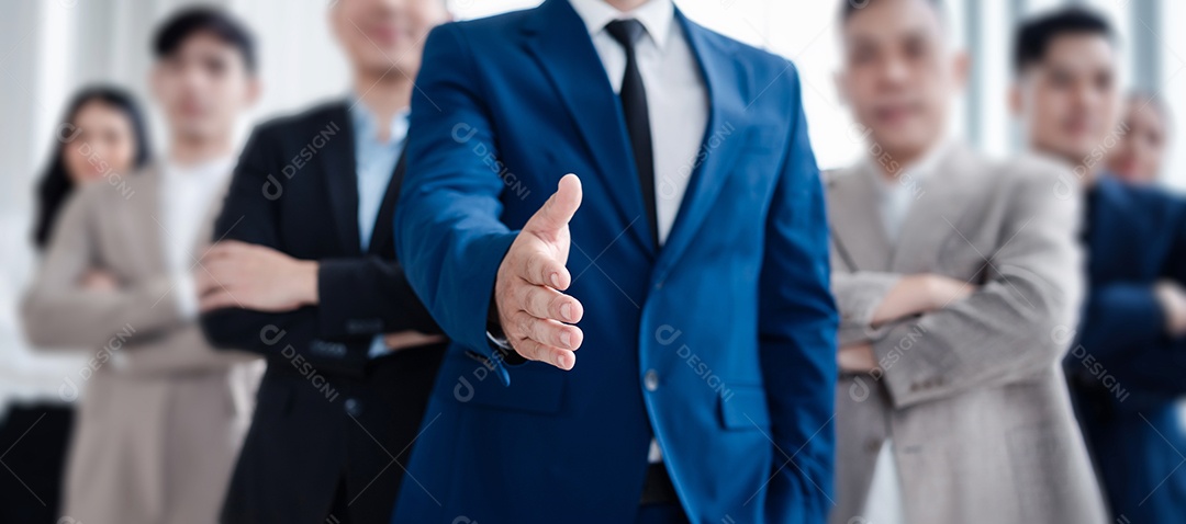 Pessoa de negócios levantando a mão durante o seminário.