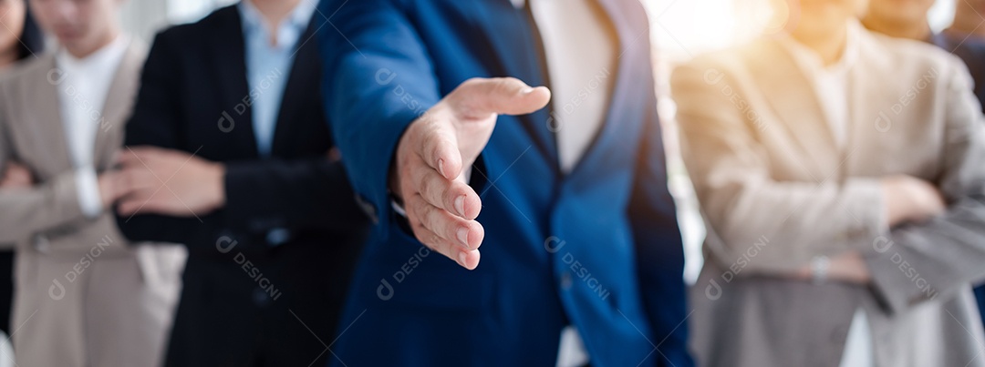 Pessoa de negócios levantando a mão durante o seminário.