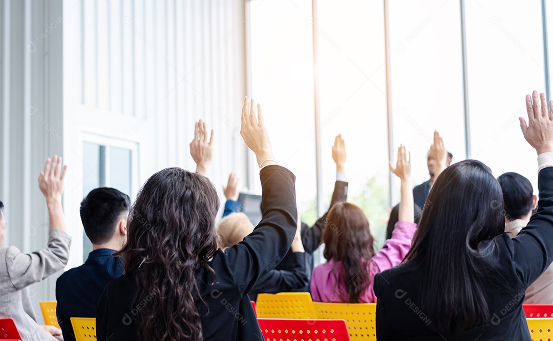 Pessoa de negócios levantando a mão durante o seminário.