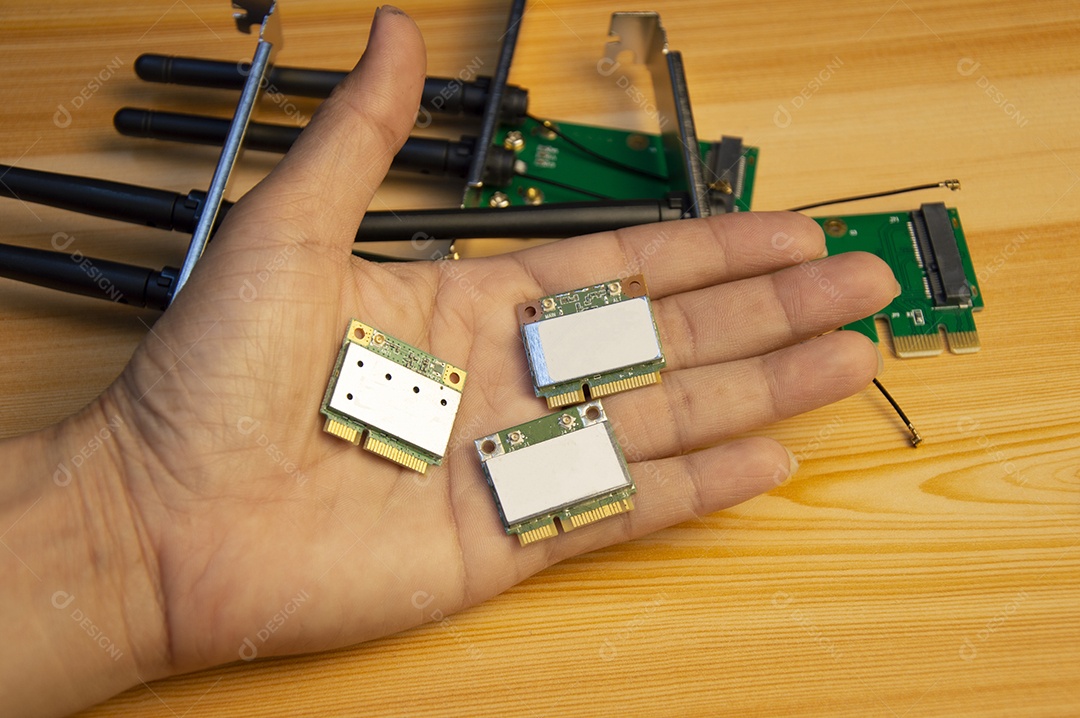 Cartão receptor Wi Fi na mão