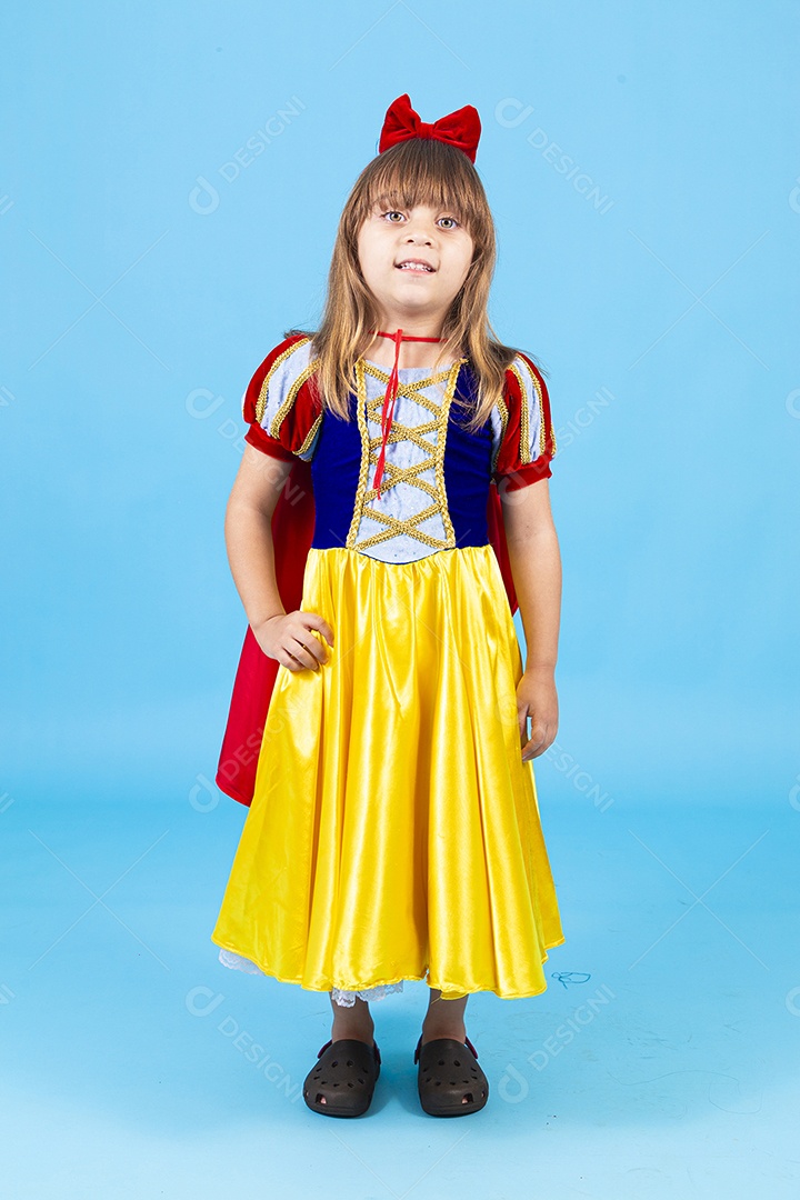 Linda menina fantasia da branca de neve