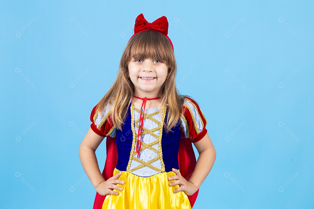 Linda menina fantasia da branca de neve