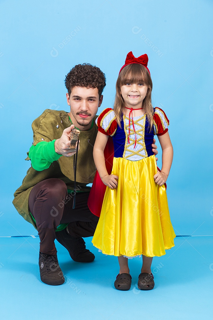 Irmãos fantasiados de branca de neve e anão