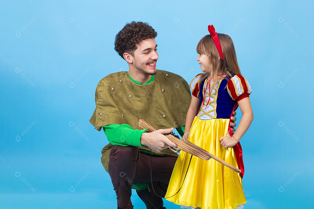 Irmãos fantasiados de branca de neve e anão