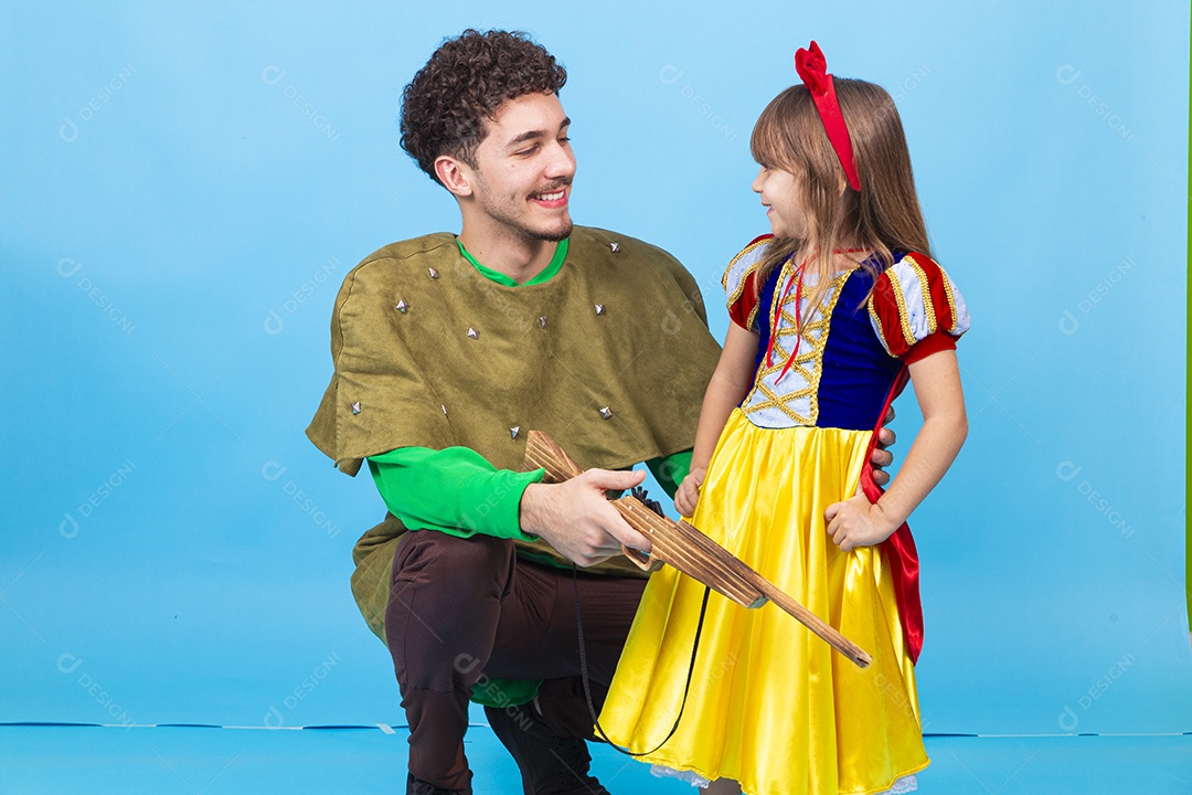 Irmãos fantasiados de branca de neve e anão