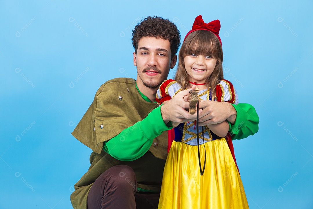 Irmãos fantasiados de branca de neve e anão