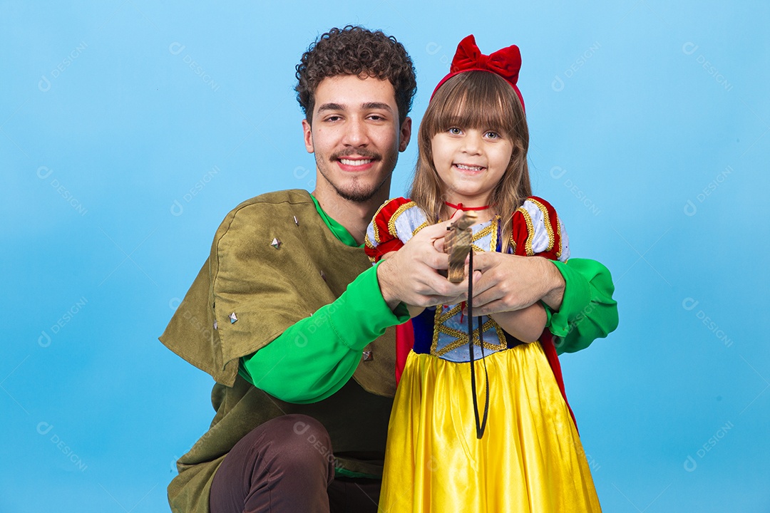 Irmãos fantasiados de branca de neve e anão