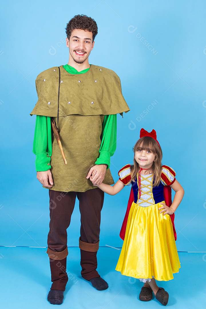 Irmãos fantasiados de branca de neve e anão