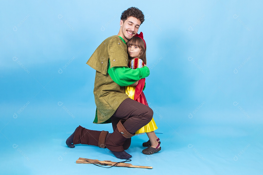 Irmãos fantasiados de branca de neve e anão