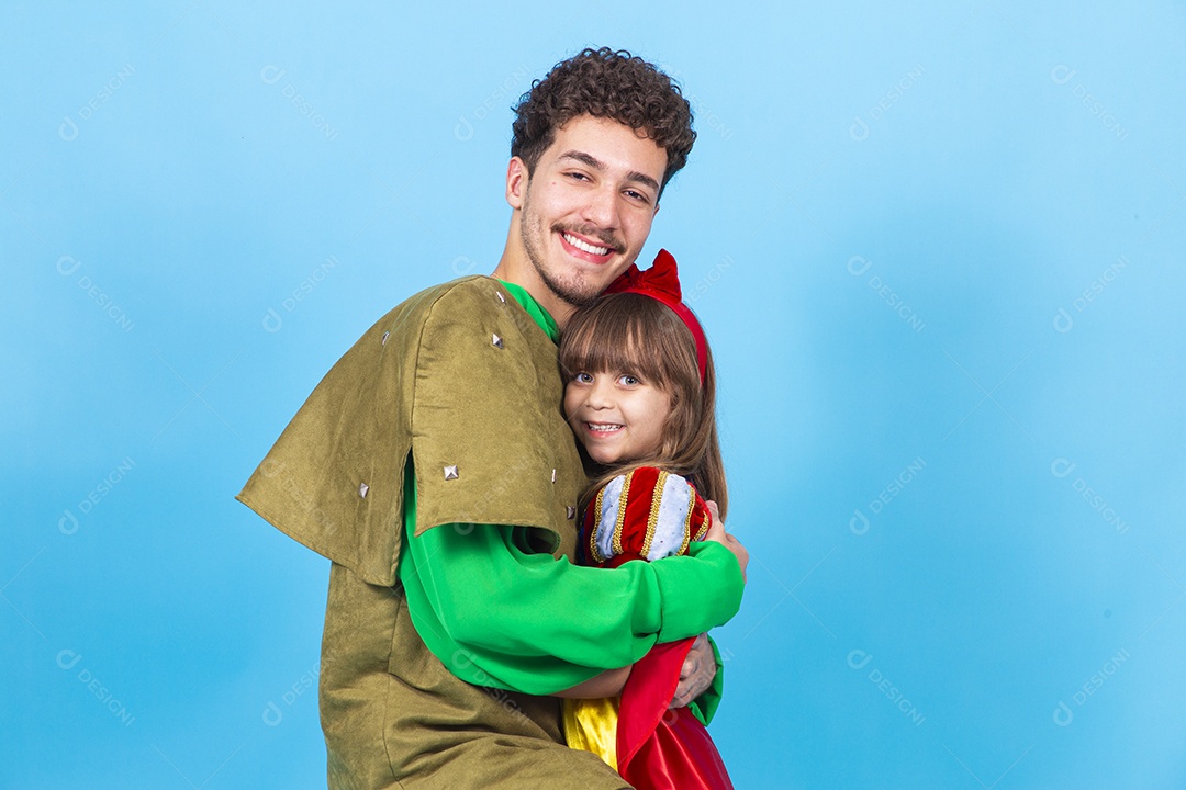 Irmãos fantasiados de branca de neve e anão