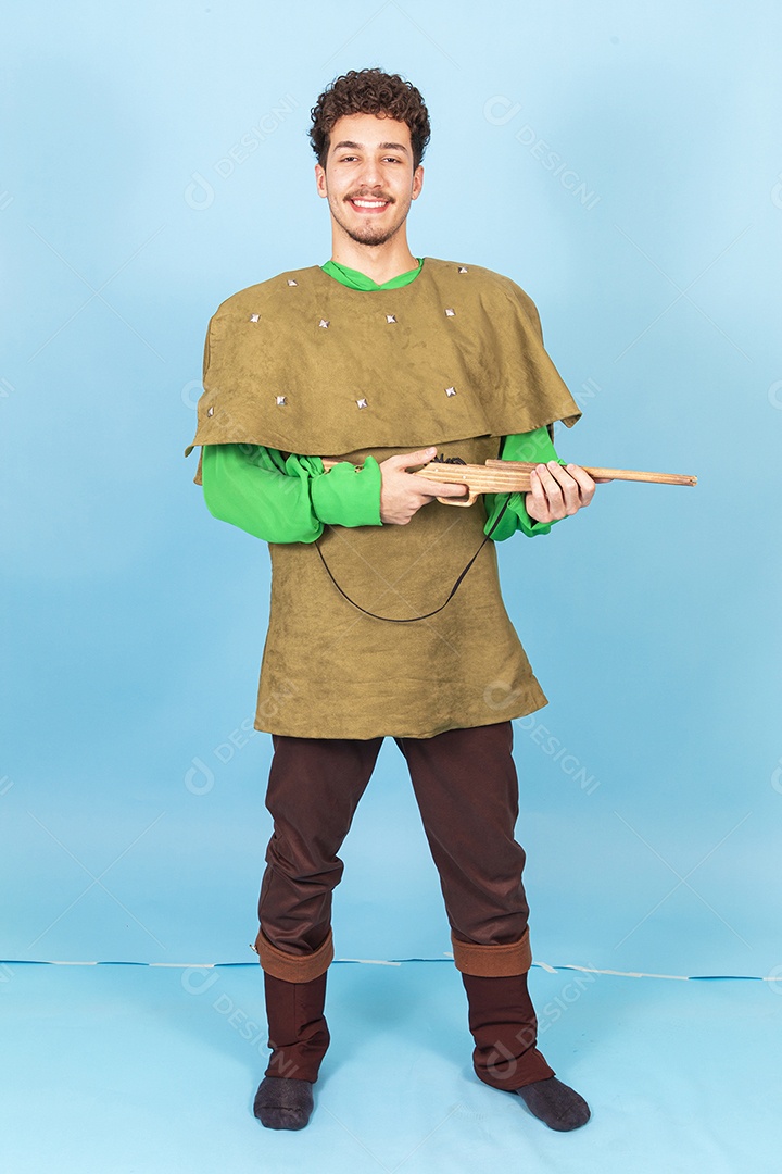 Homem fantasiado segurando arma de madeira