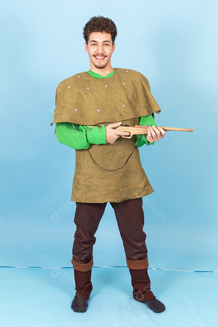 Homem fantasiado segurando arma de madeira