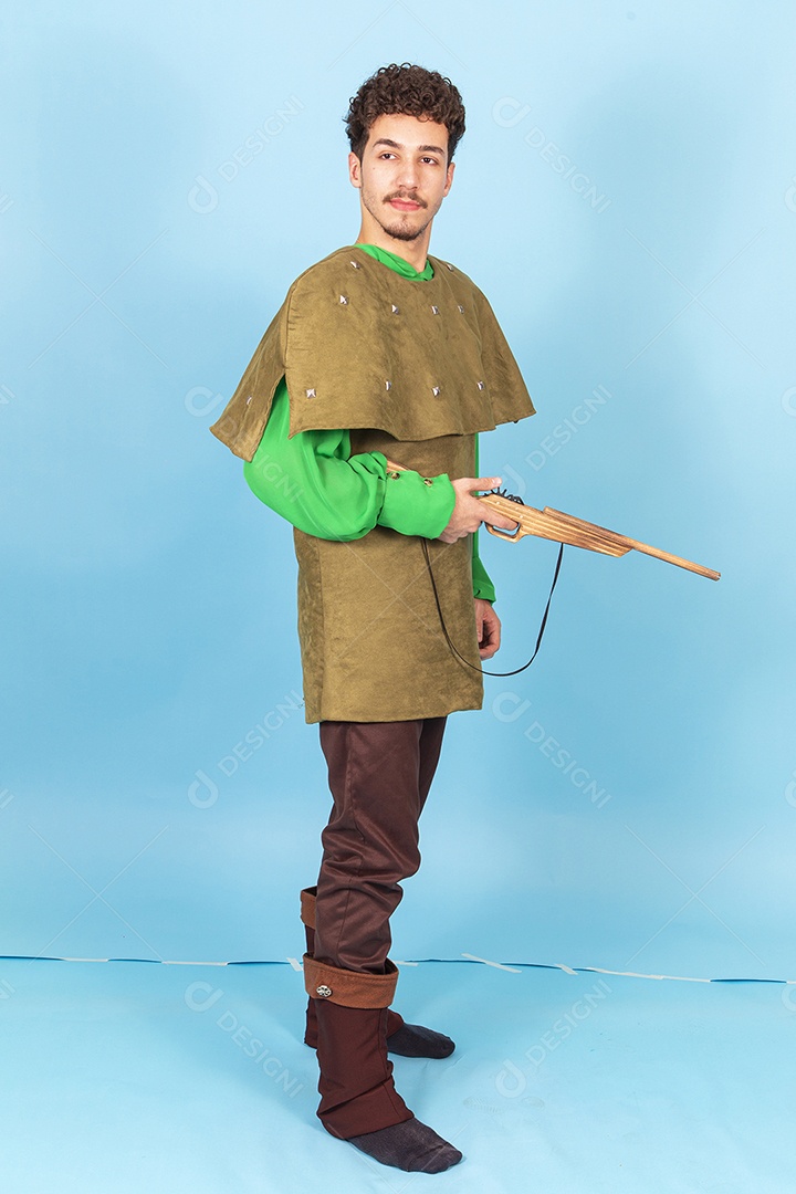 Homem fantasiado segurando arma de madeira