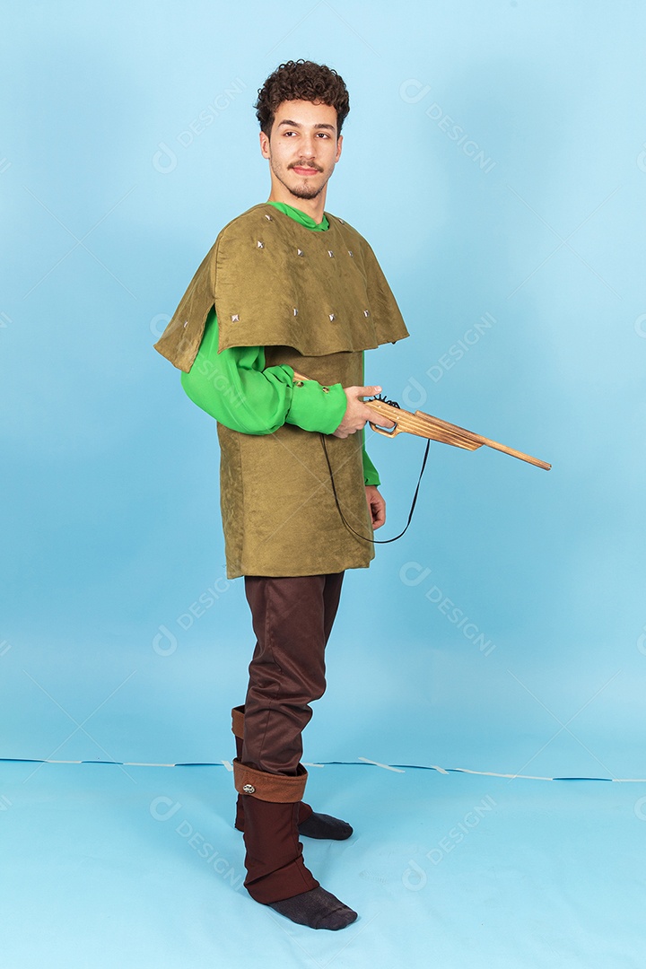 Homem fantasiado segurando arma de madeira