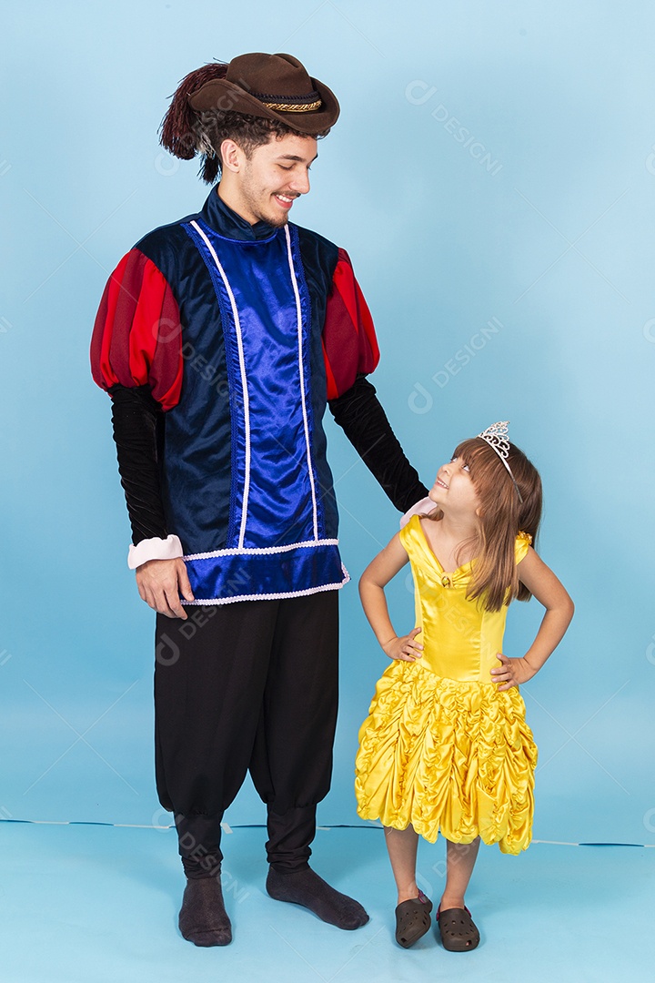 Irmãos fantasiados de bela e a fera