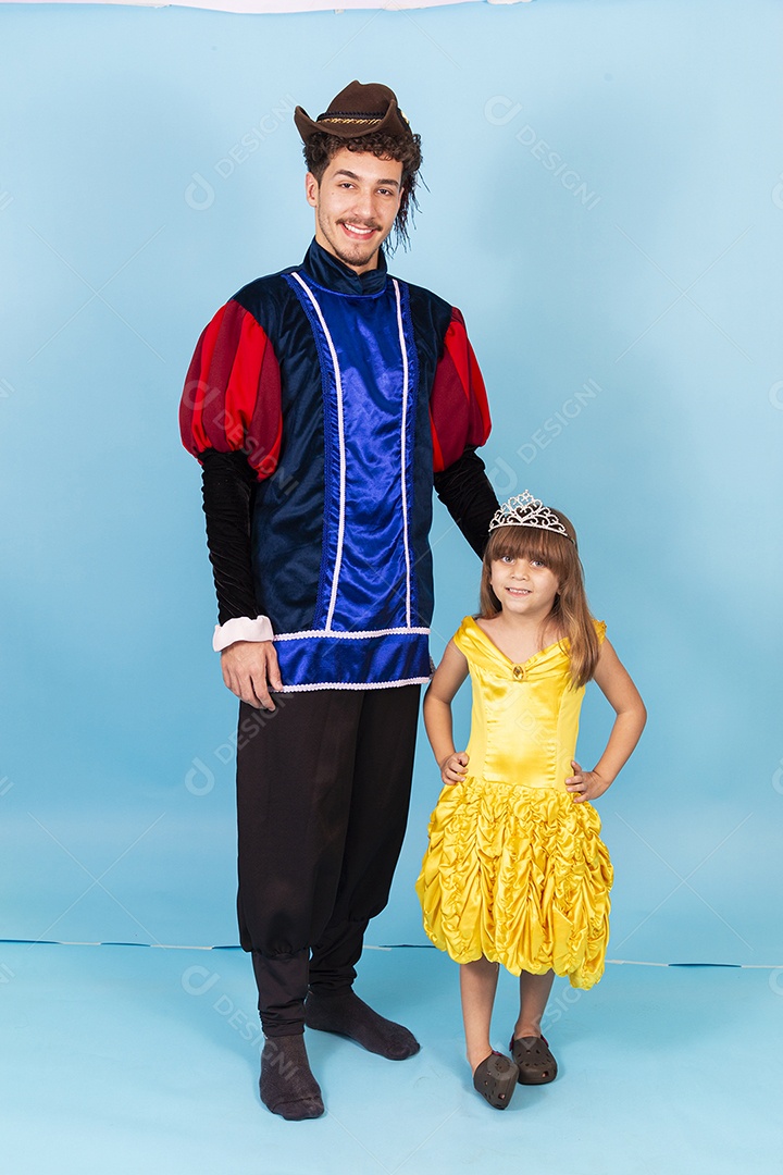 Irmãos fantasiados de bela e a fera