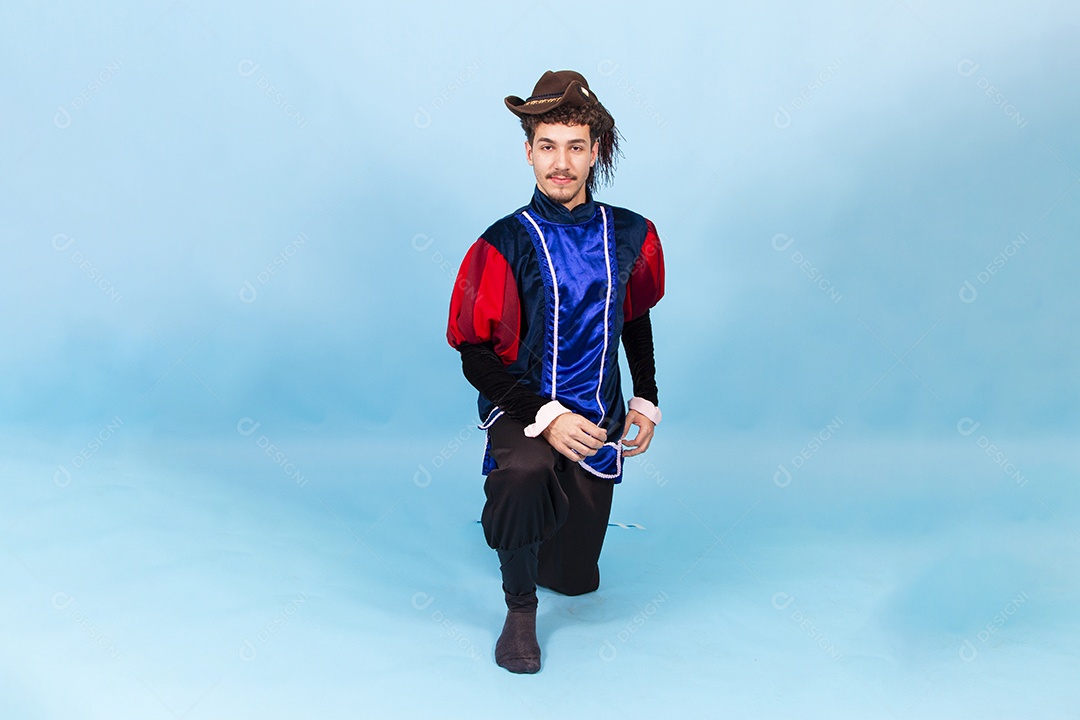 Homem sorridente usando fantasia