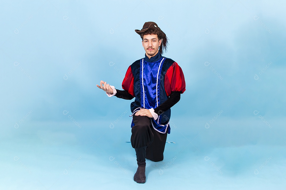 Homem sorridente usando fantasia