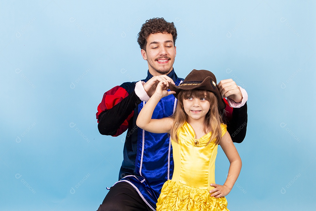 Irmãos fantasiados de bela e a fera