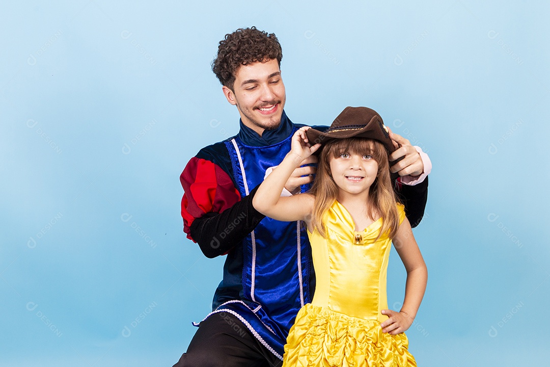 Irmãos fantasiados de bela e a fera