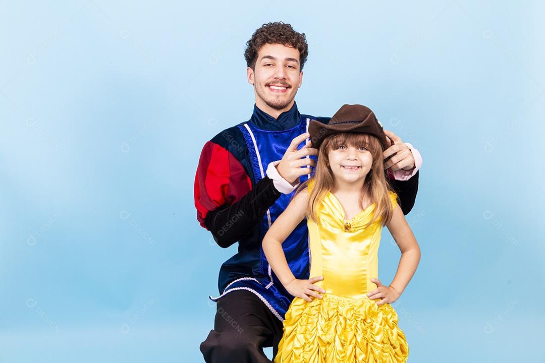 Irmãos fantasiados de bela e a fera