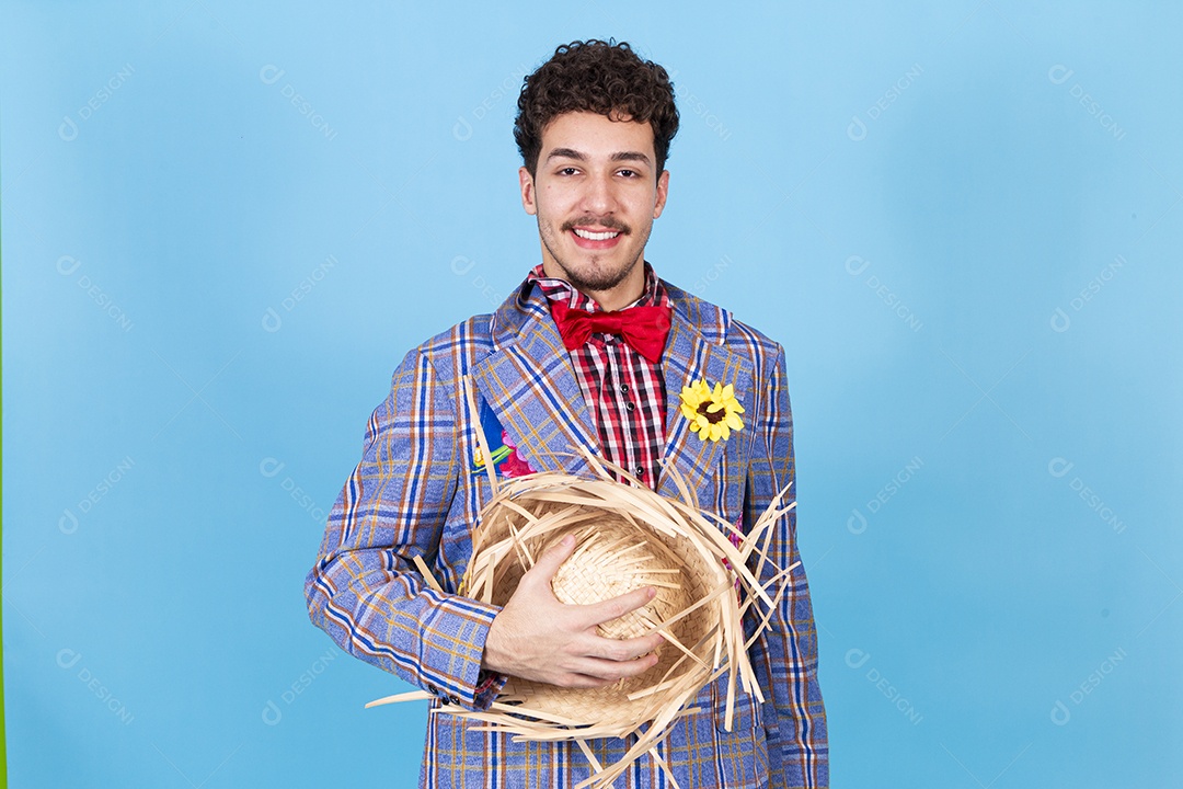 Homem sorridente usando trajes de festa junina