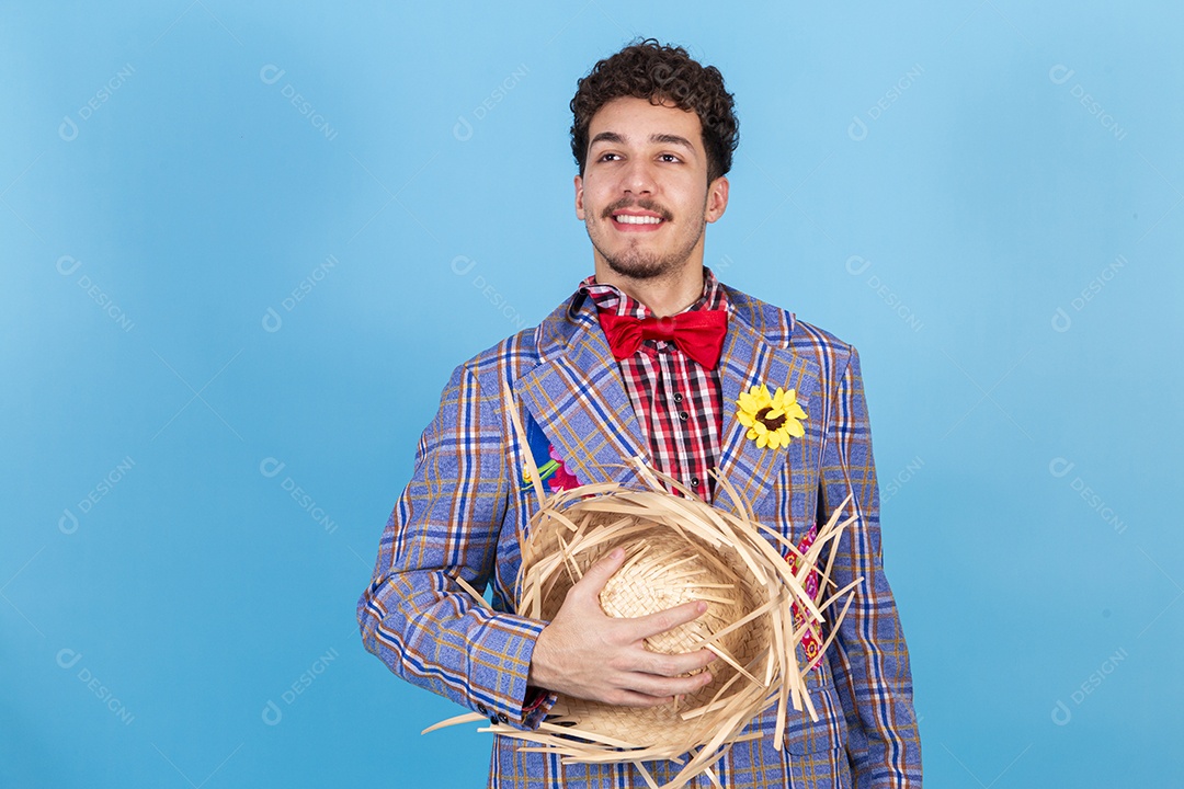 Homem sorridente usando trajes de festa junina