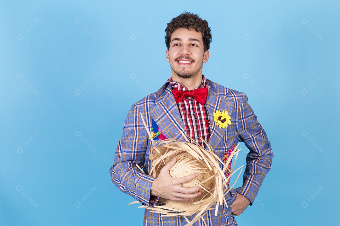 Homem sorridente usando trajes de festa junina
