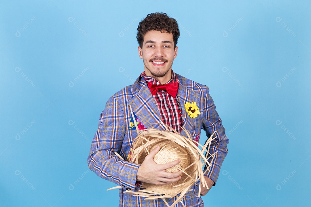 Homem sorridente usando trajes de festa junina