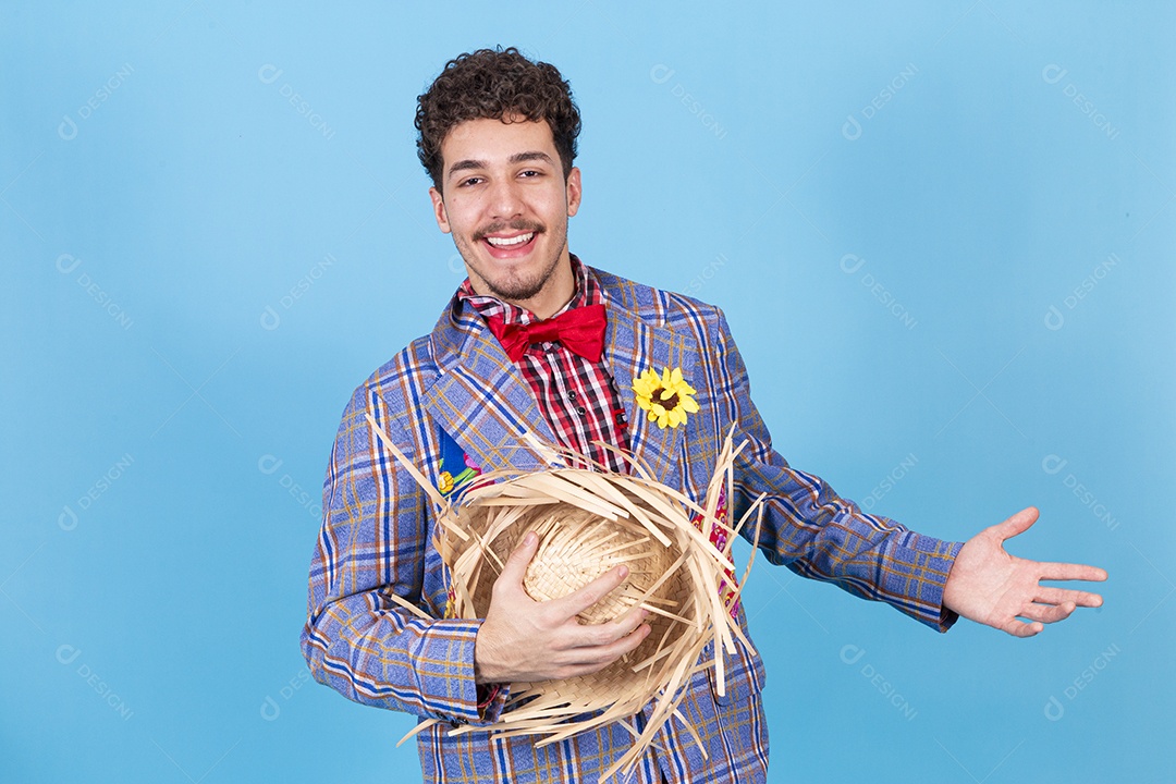Homem sorridente usando trajes de festa junina