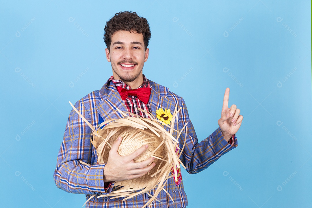Homem sorridente usando trajes de festa junina